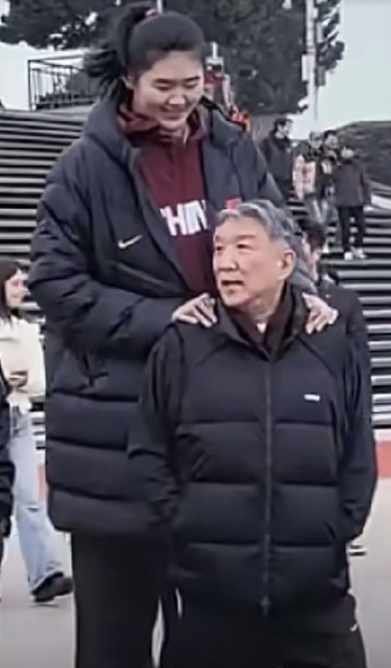 张子宇有个非常不好的习惯，喜欢把手或者胳膊放在别人肩上，也许是自己太高了的缘故，