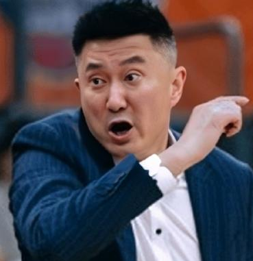 广东男篮主教练杜锋指使球员对上海男篮外援古德温上脏动作。上海男篮外援古德温在个人