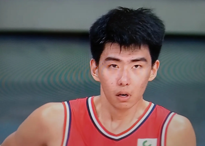 广东球迷和杜峰，看了山东男篮外援克里斯对赛后徐昕的评价后，可能后悔的要找个地缝钻