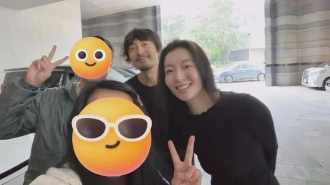 王传君带娃游迪士尼被偶遇，沧桑造型引热议