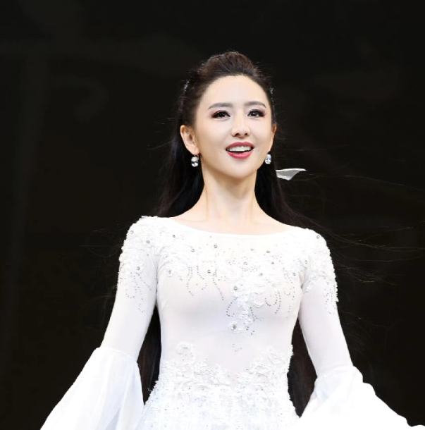 久未露面的佟丽娅冲上热搜
不过这次不是因为前夫陈思诚，而是因为董璇女儿小酒窝。