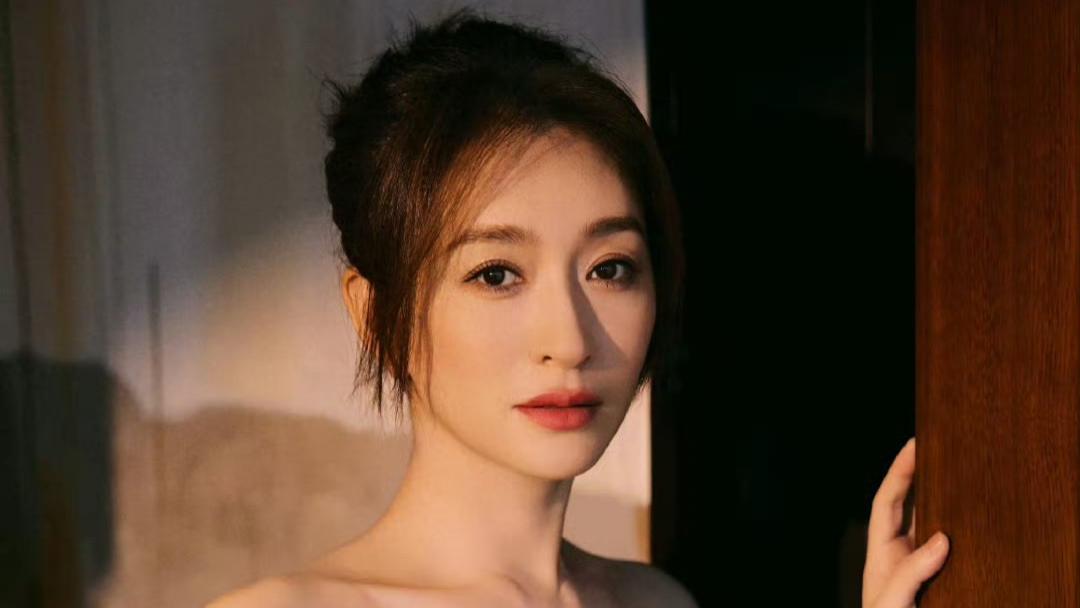 五十岁的少女感：李小冉的“冻龄”神话与乘风破浪的勇气