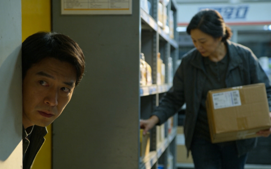 我在高档小区订快递，却次次被人偷走，我请假蹲守抓现行，看清偷包裹的人我懵了，我：我不怪你…