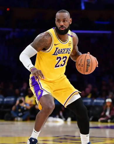 湖人要以弱胜强，其实应该尽量避免詹姆斯持球进攻，这会快速透支詹姆斯的体能。