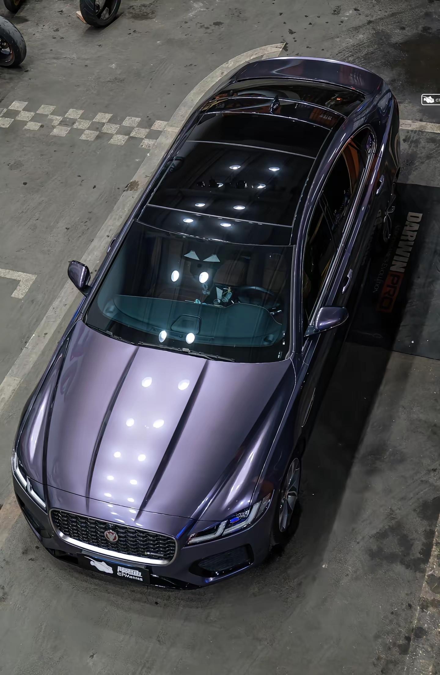 XFL精英运动是很奇怪的一个配色。陪女车友取车拍照，精英运动中网和镀铬都是银色，