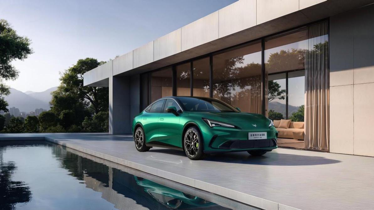 定位AI高性能宽体轿跑，极狐全新阿尔法S5预售补贴价11.28万起