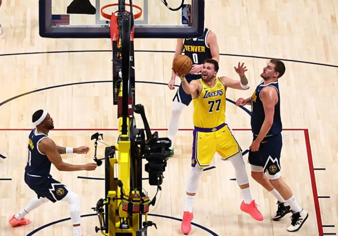 NBA常规赛湖人113：120掘金，太可惜了这输的，就差一口气啊！
上半场掘金三