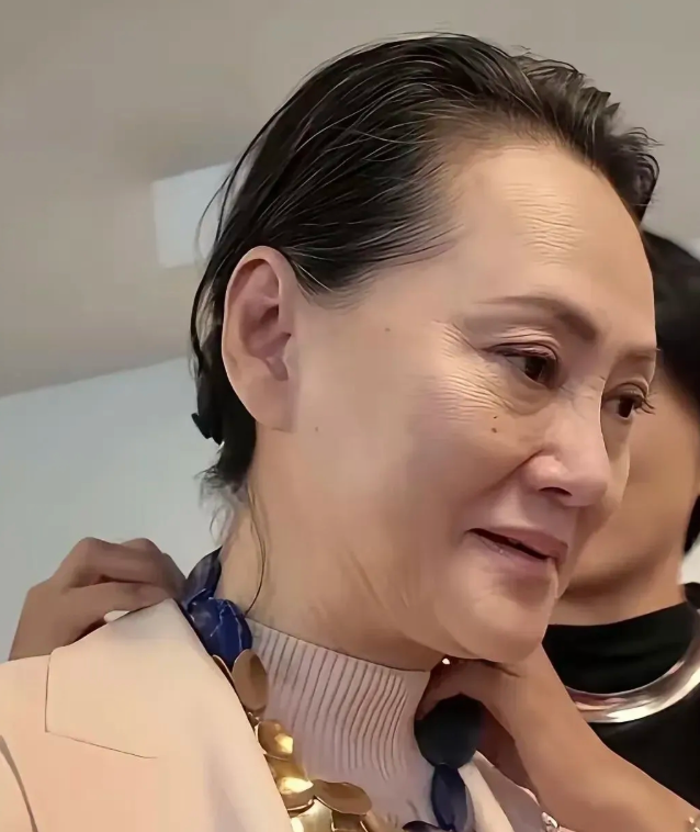 61岁大宋佳近照曝光
满脸皱纹眼含泪光，女神终究还是老了！
谁能想到？曾经红极一