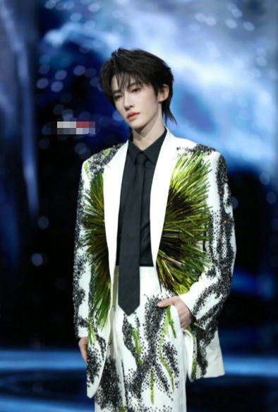 刘宇红毯
好权威的大屏跟生图