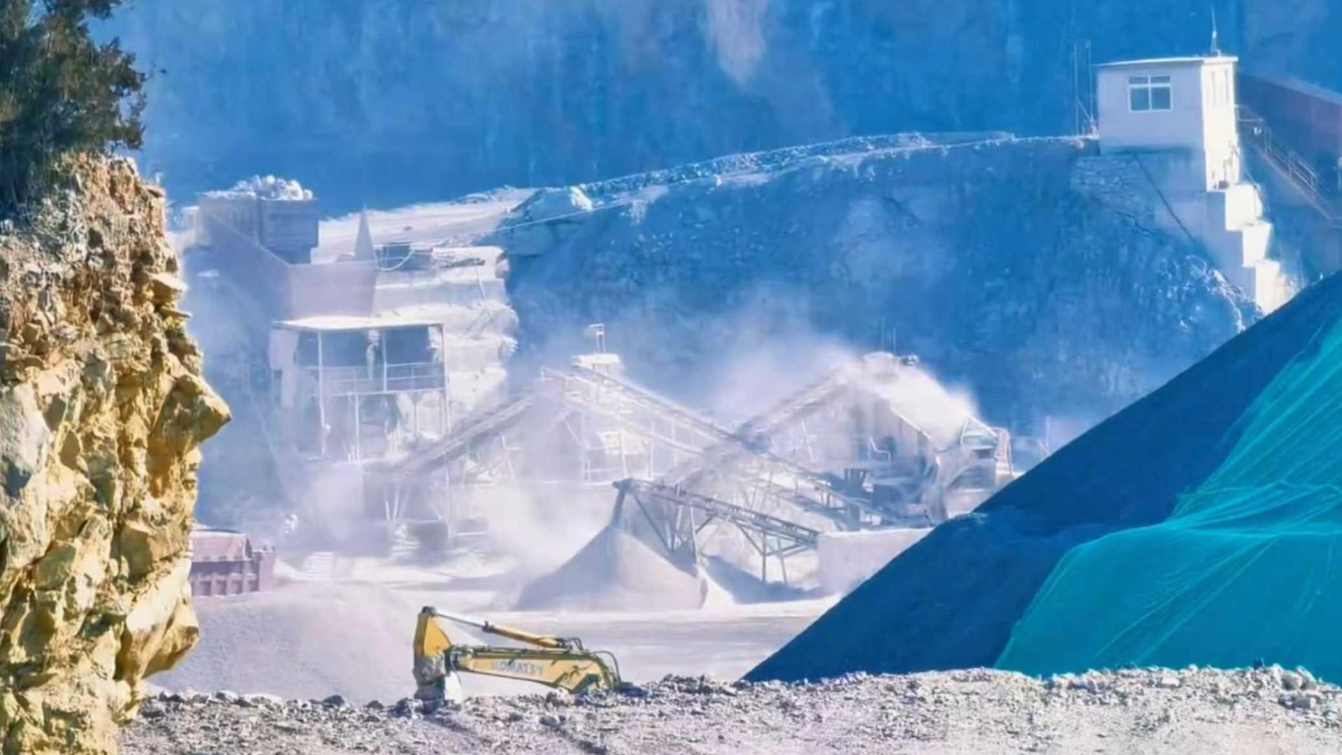 大连金州老虎沟附近路基冒白色粉尘 现场已启动抑尘处置