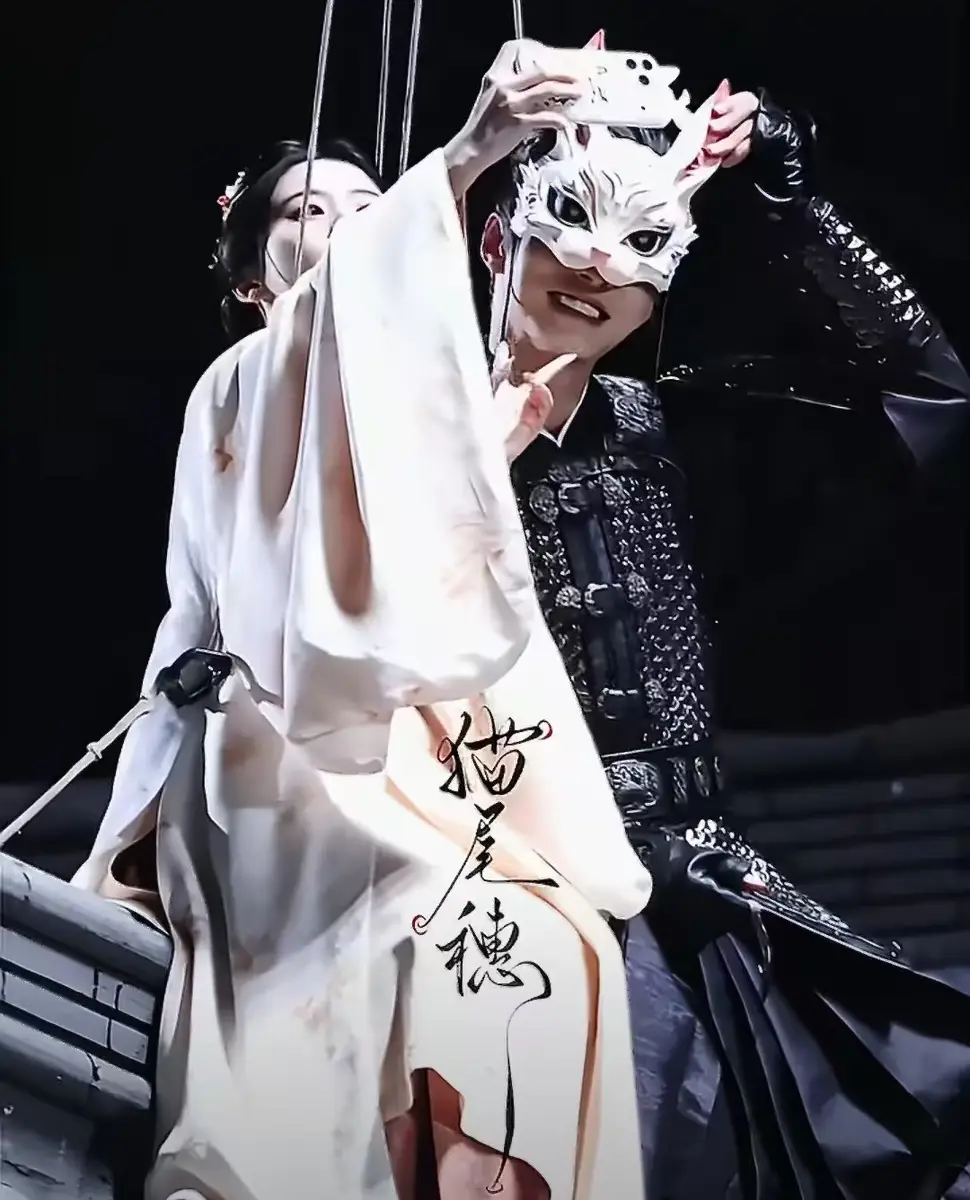 何与包上恩新剧屋顶路透释出 二人对视张力拉满甜感十足