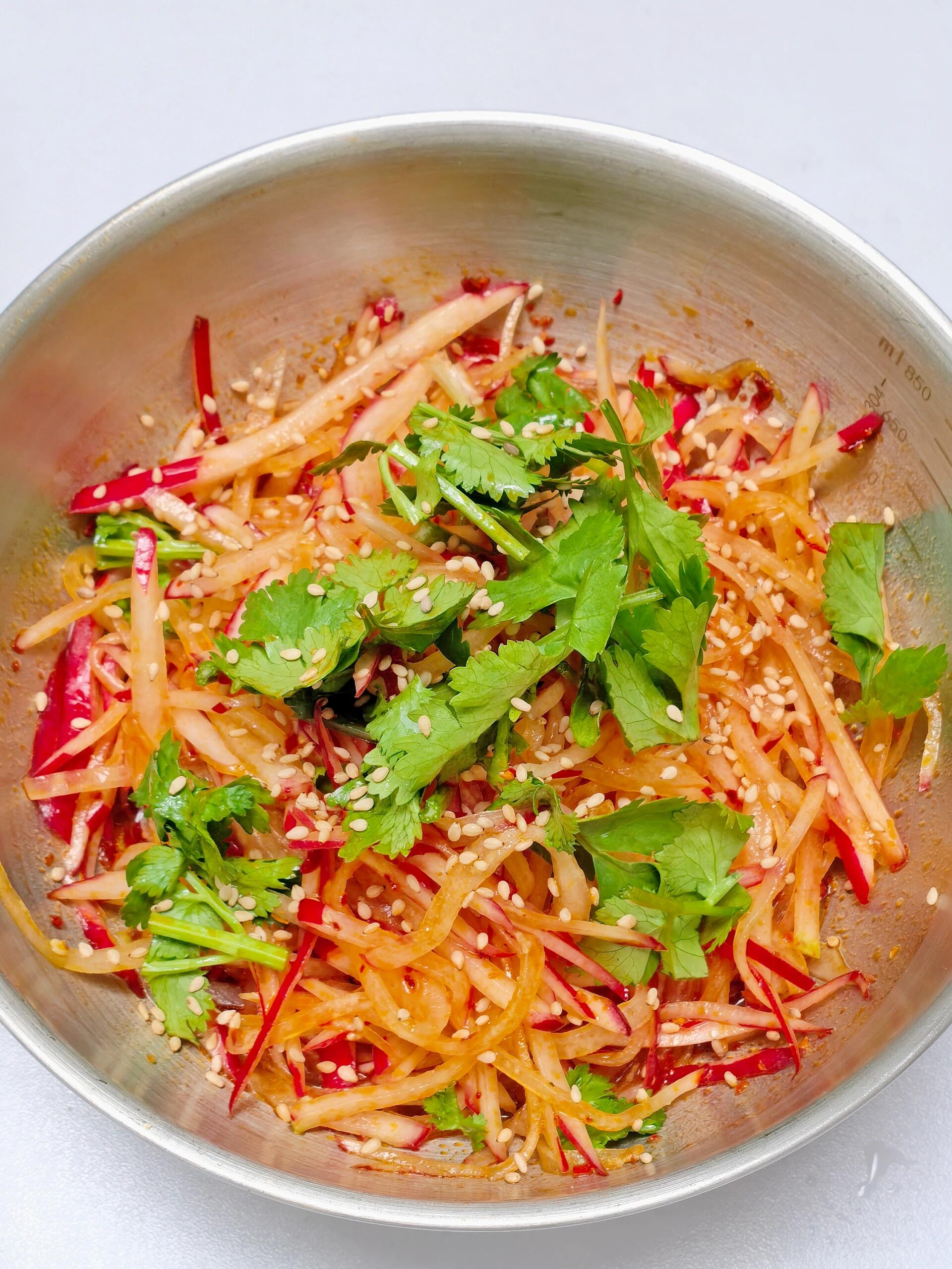 3分钟快手凉拌水萝卜🔥 酸辣脆爽！低卡无负担
家人们谁懂啊😭 春天的快乐，是