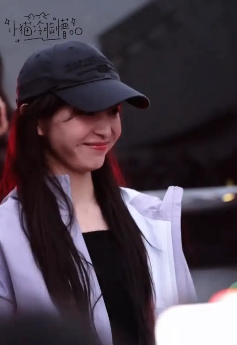 田曦薇素颜对粉丝“饭撒” 被她的笑容甜化了！