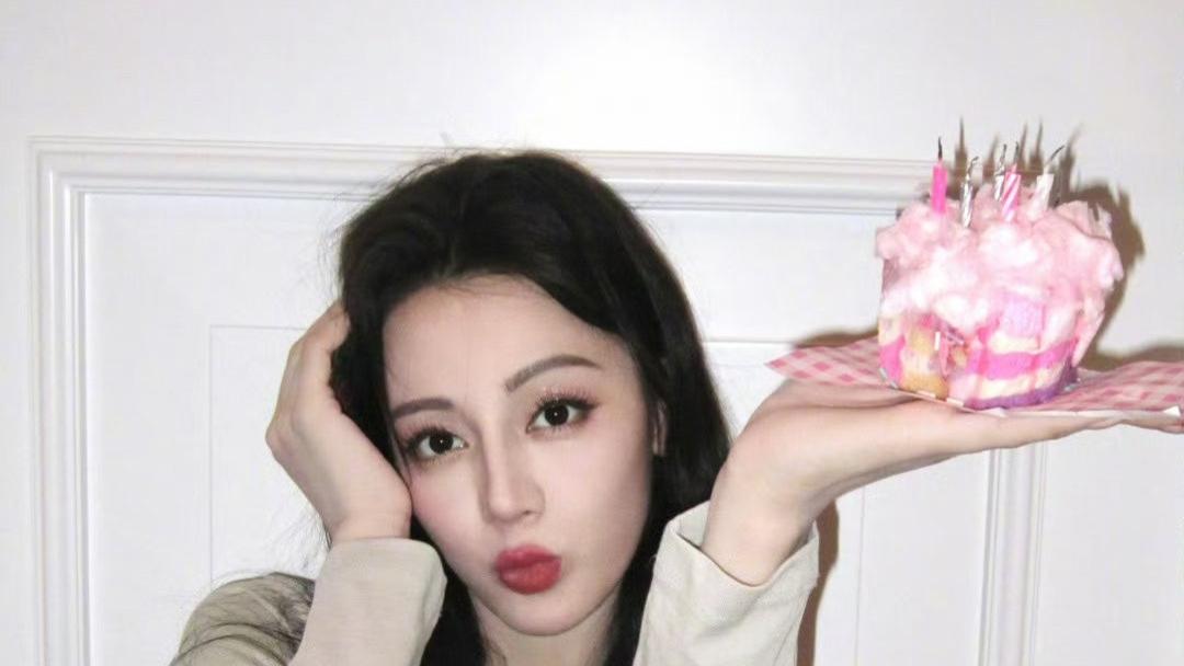 迪丽热巴黑长直造型惊艳，诠释极致美学魅力