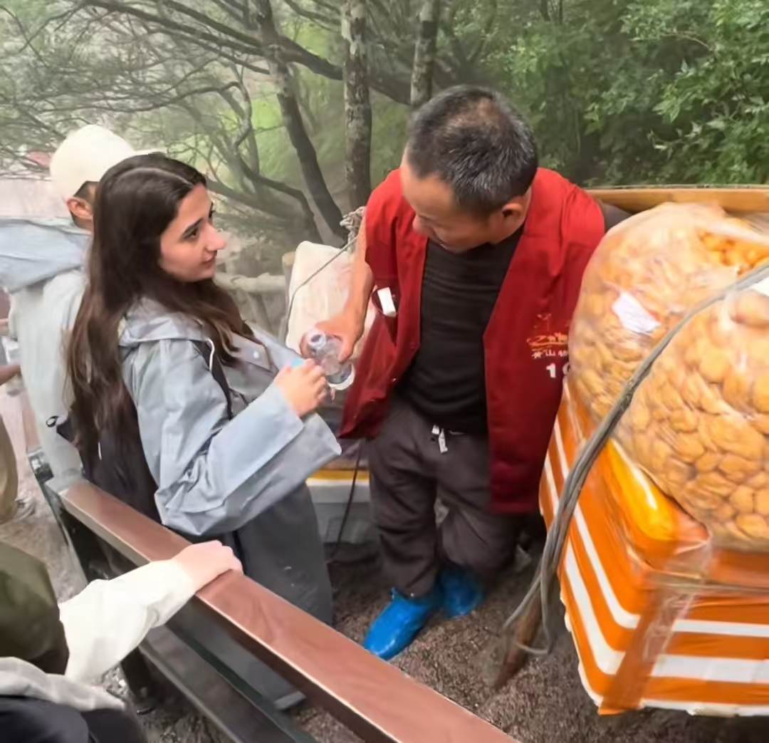 “这个外国女生火上人民日报了！”安徽黄山，一对外国情侣爬完黄山，在下山的时候看到