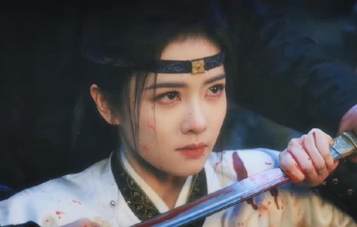 白鹿的李佩仪战损妆，第一反应就是《唐宫奇案》这波肯定要开虐了，光看这个妆造的破碎