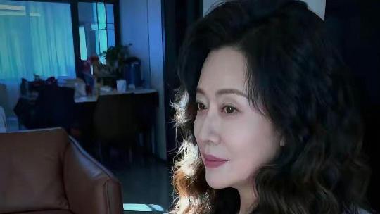 这种大波浪卷发，是不是很显老气？