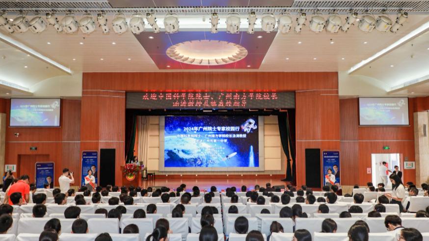 专家作讲座用话筒，却禁止老师用“小蜜蜂”？一线教师炸锅：何不食肉糜！