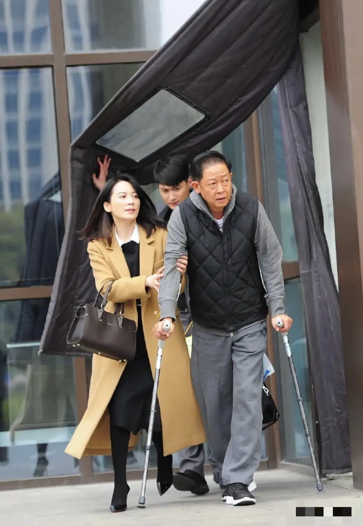 俞飞鸿旁边男演员好眼熟，受伤了吗？