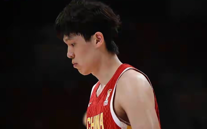 输谁也不能输日本，中国男篮偏偏酿惨案，三后卫阵容主场73:92完败给日本后卫。河