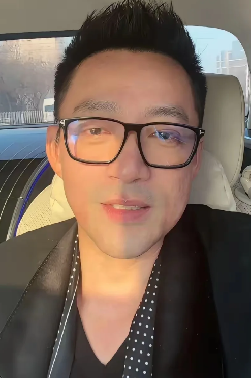 看了汪小菲怒怼张兰的直播画面后
这得有多大的仇啊？当着好几万人的面，怼着老妈下不