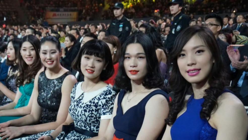 罕见的中国女排6位姑娘的私服合影：林莉很是前卫，颜妮大气端庄