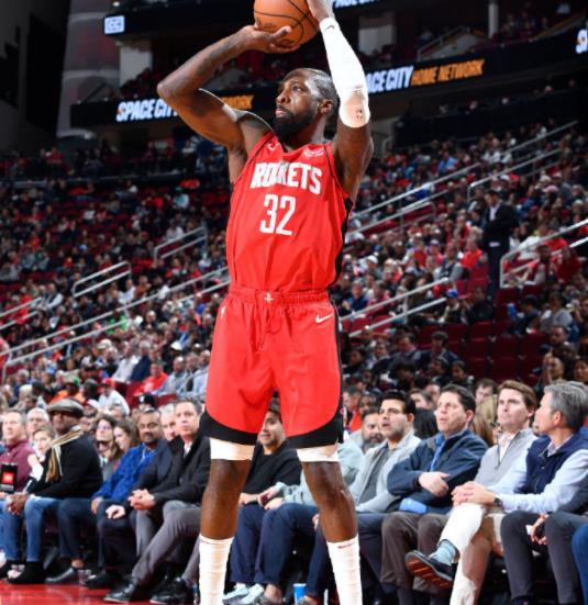 39岁的前锋杰夫格林本赛季仍是火箭队当中的球员，但他已经掉出了轮换。火箭队也不指