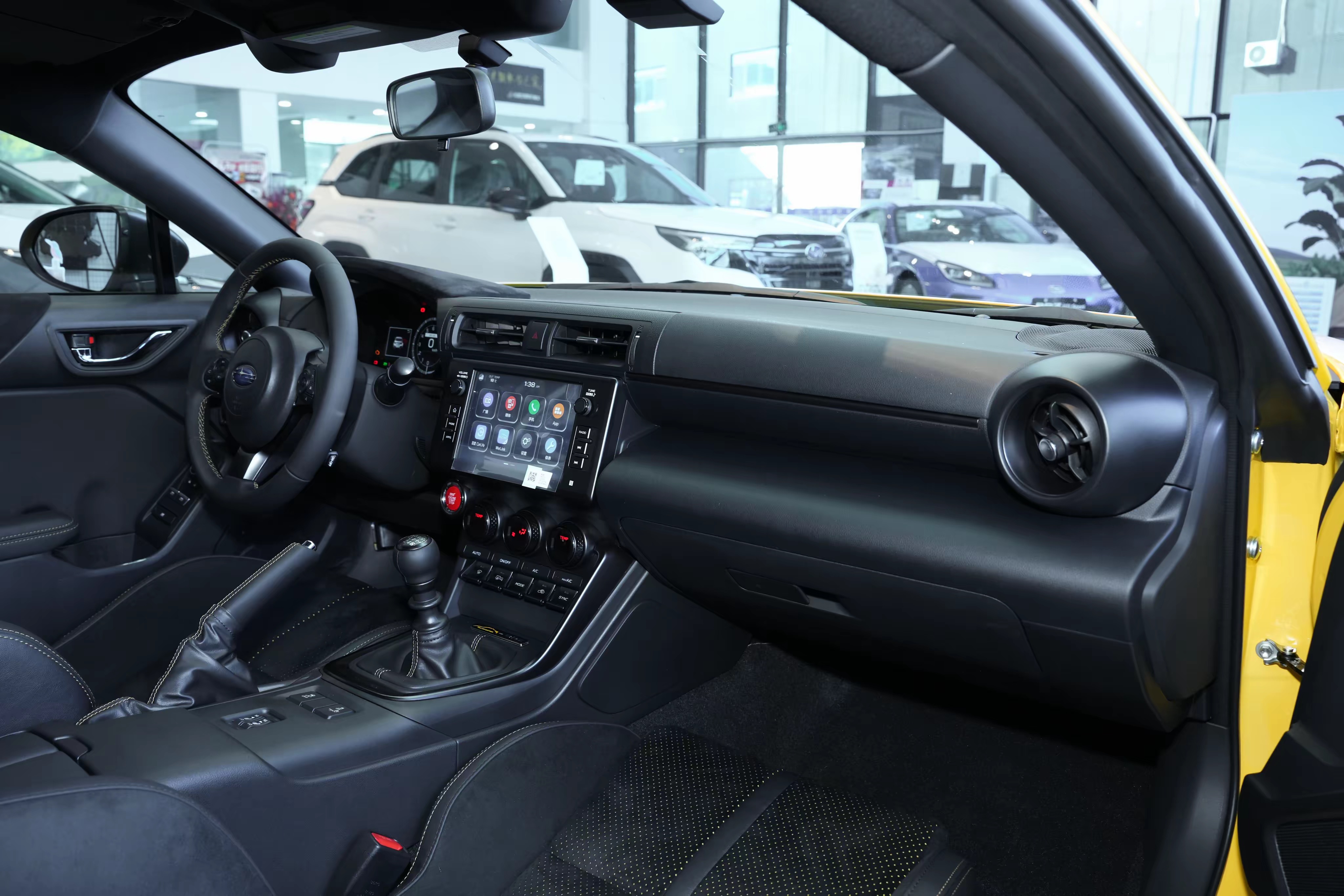 斯巴鲁BRZ是现在市面上最便宜的纯燃油后驱跑车了，三十万出头，水平对置发动机、低