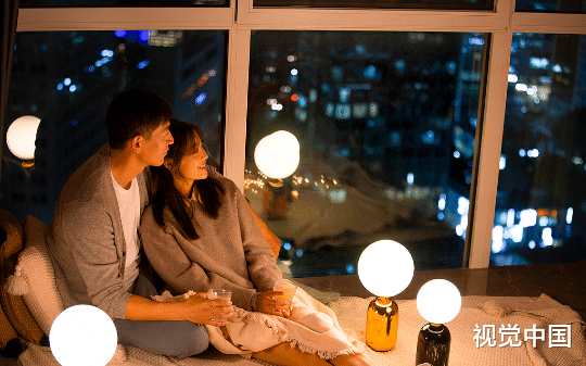 男友和青梅靠我的悲惨故事获奖，我当众揭穿，他们一夜塌房