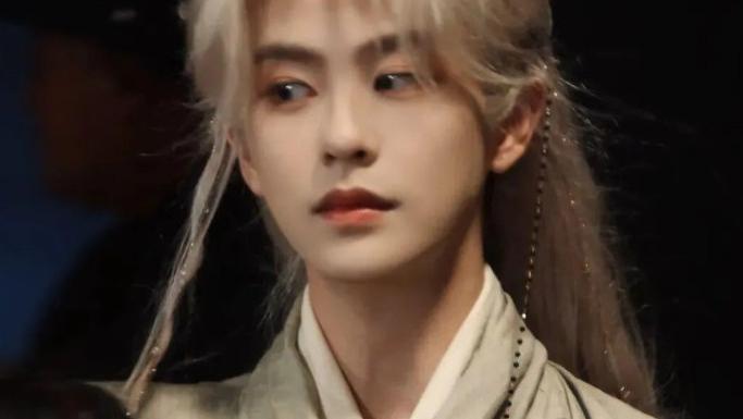 以为黑发已经够帅了，直到他们戴上白发头套……这破碎感是真实存在的吗？