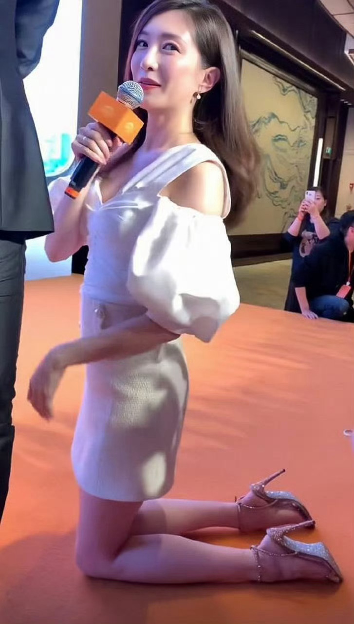 江疏影[心][心]
我最爱的高贵的江麻麻，
怎么可以给别人下跪。