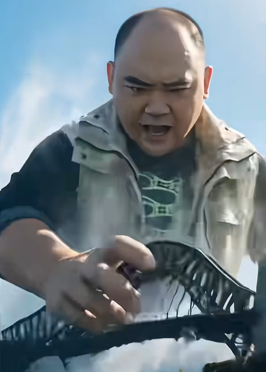 德云社的侯震，变身“哥斯拉”，大喊着“我的腰果鸡丁呢”，从海里缓缓升起，一手横推