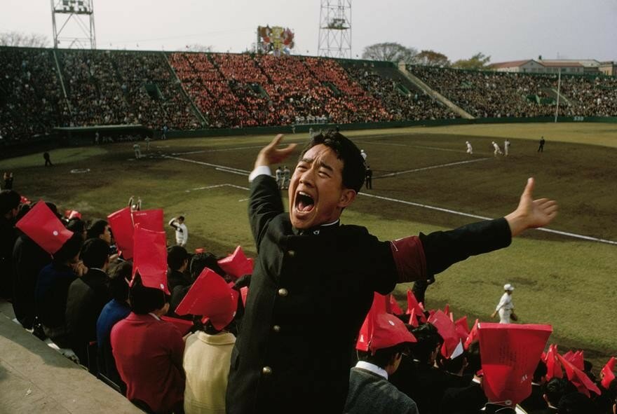 1964年，日本棒球比赛的啦啦队。