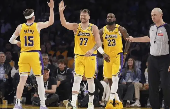 没有里弗斯和东契奇，湖人是可以打出争冠级别的防守。
这俩但凡有一个在场上，防守就