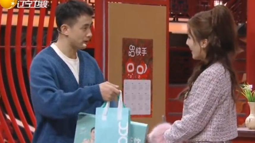 辽篮赵继伟携漂亮妻子亮相辽宁春晚，联袂演出了一场搞笑的小品！