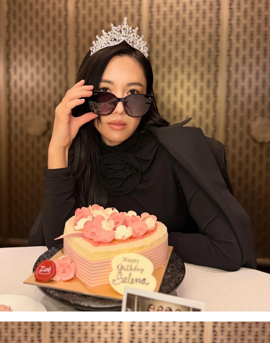 李施嬅晒出了她庆贺生日的照片
还晒出了“胡说八道会”姐妹团为她庆贺生日的合照。“