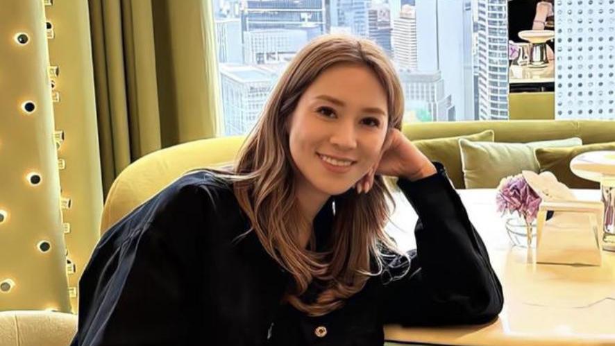 徐子淇在自家餐厅接待外宾，穿西装干练大方，亲力亲为打理生意