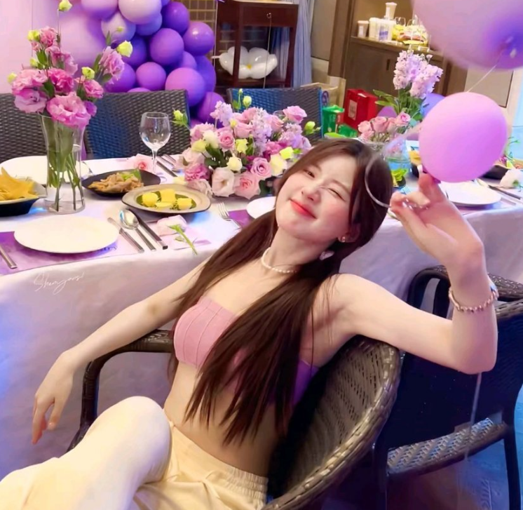 玫瑰与晚霞共绘浪漫，你是我心底的爱意