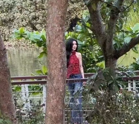 孟子义海口拍出发图路透
经纪人韩甜甜独自走在后面手捧大椰子，喝的怡然自得，孟子义