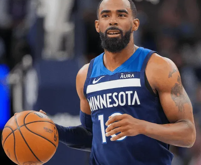 NBA季后赛，爱德华兹接受了采访，谈到老将康利今晚的发挥。
"迈克-康利曾是NB