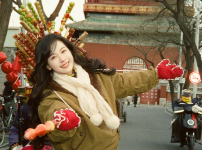 陈都灵拍摄了一组很美的大片
她这回走复古时尚风路线，看起来特别的清纯
陈都灵里面