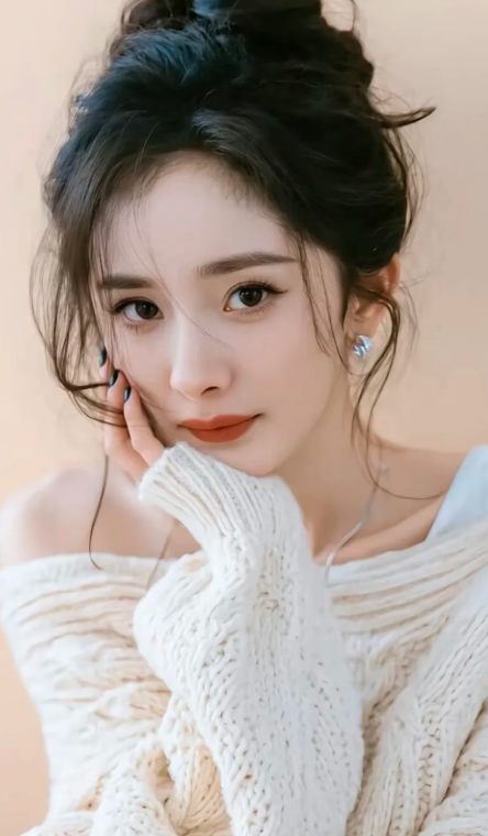 杨幂一出场红毯直接变T台
这身银光闪闪的礼服，上半身是深V设计，亮片像星河一样铺