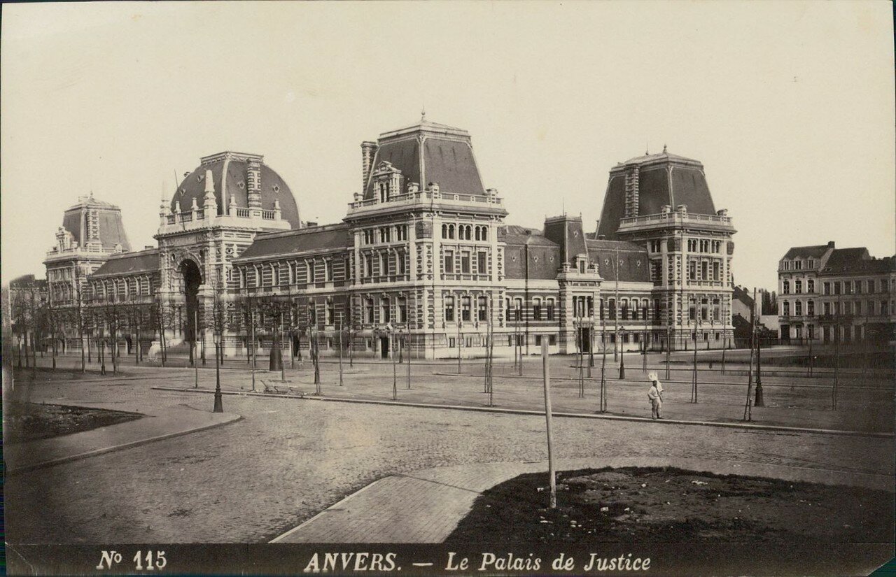 1875年，比利时特卫普司法宫的早期样貌。建筑为新文艺复兴风格，石材条纹外墙极具