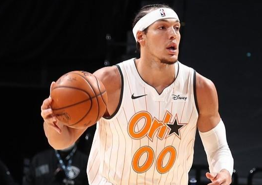 戈登不上对掘金是好事，一个主要以防守见长的球员，带伤上场就防不住攻不进去，说拖累