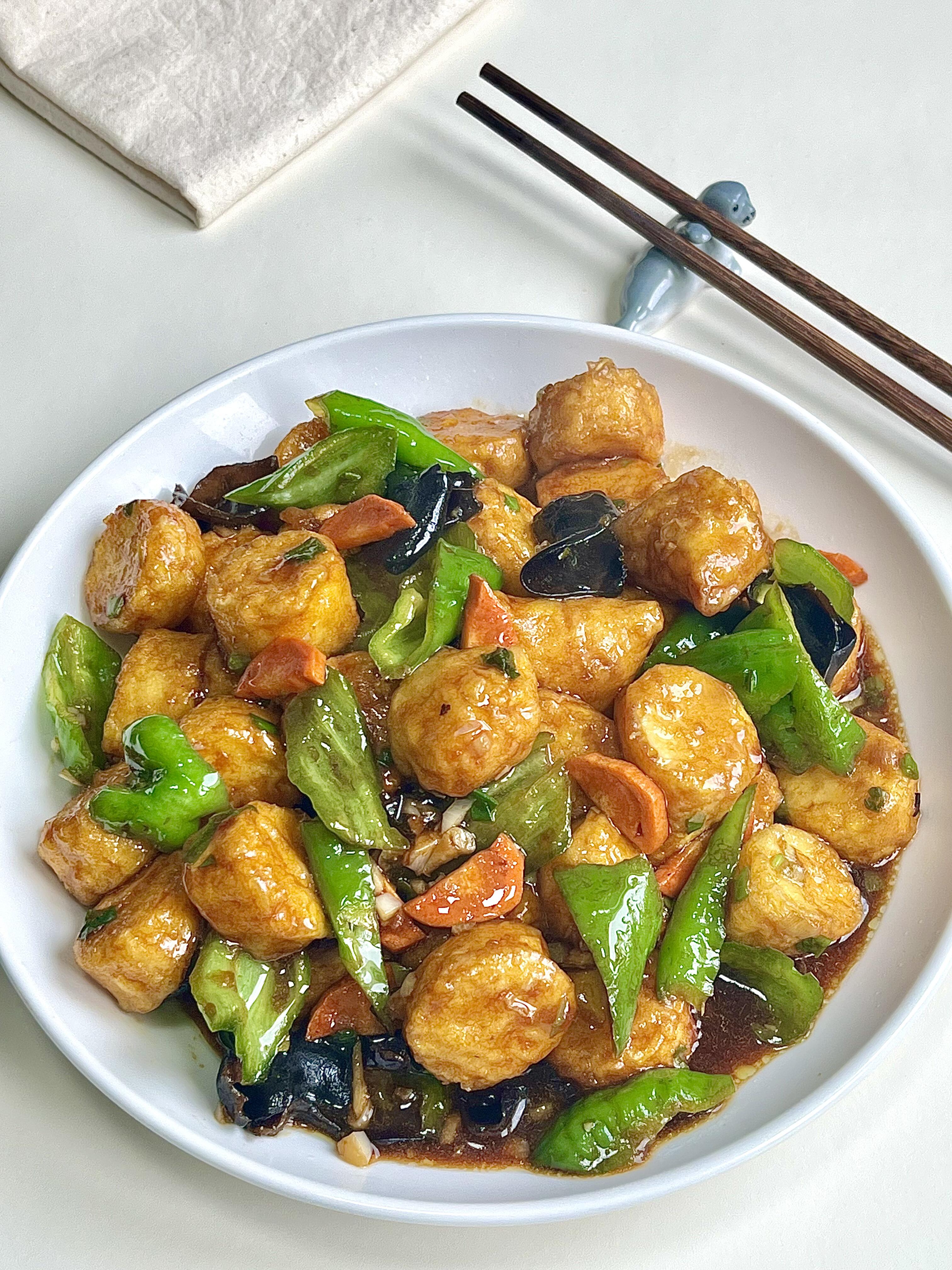 鸡蛋豆腐焖汁｜软嫩吸汁，家常下饭不费脑
下班回家不想费脑做饭，这道鸡蛋豆腐就再合