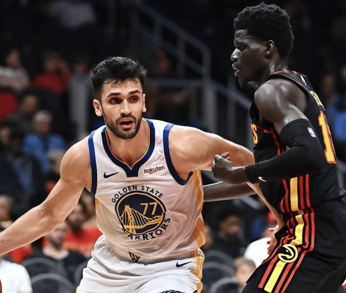 据勇士记者Anthony Slater报道，消息人士透露，勇士将与中锋奥默-尤尔