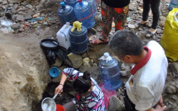 “只要放生630吨矿泉水，就能当活神仙…”为了积攒功德，大妈居然往河里放生瓶装矿泉水，人才啊…