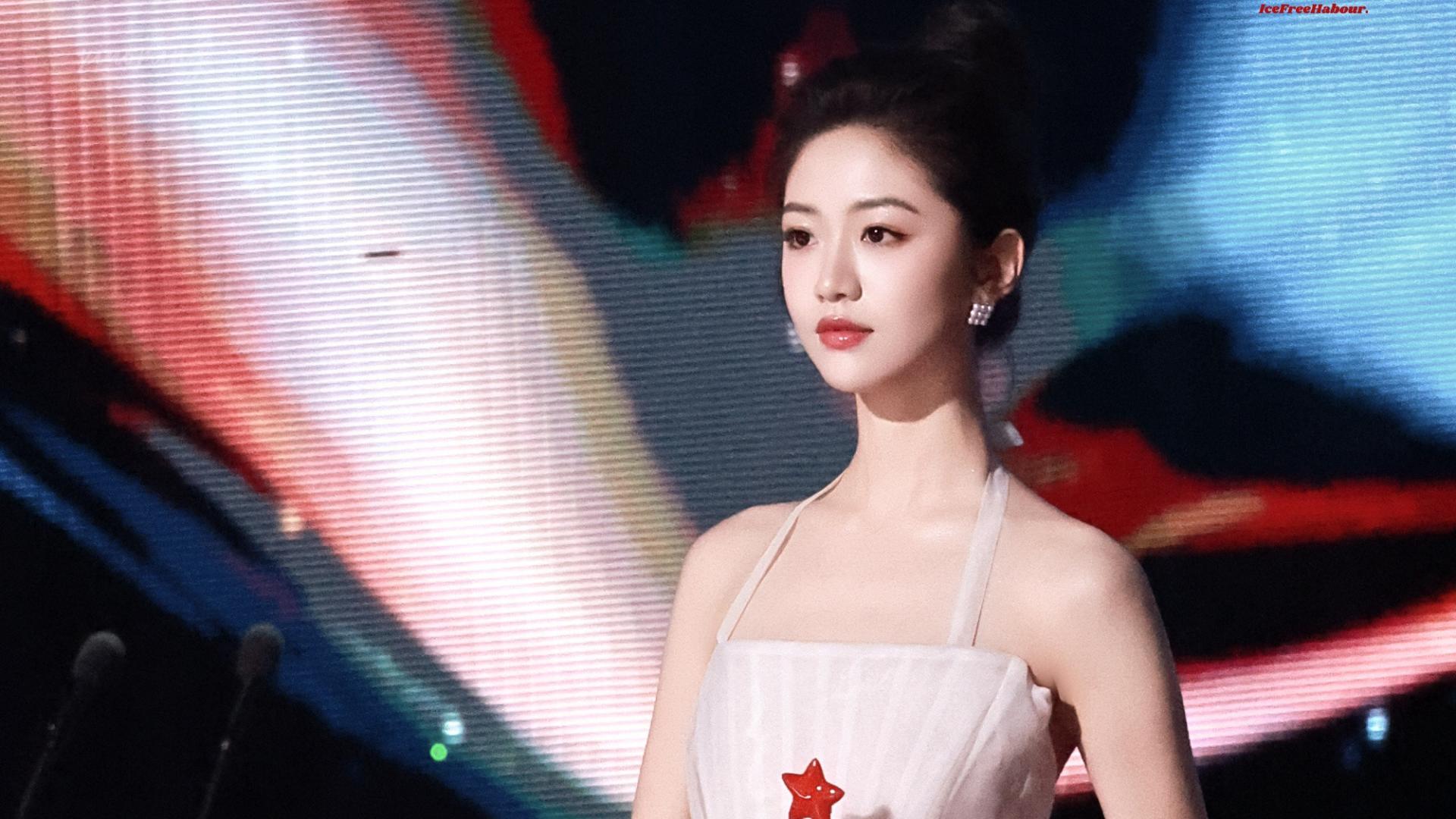 向涵之花苞裙那一刻，打动你的是修身还是蓬松里的设计感？