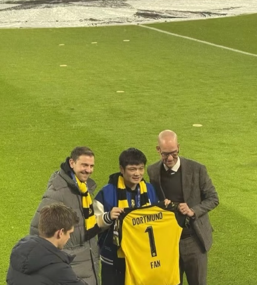 樊振东收到多特蒙德的球衣礼物，樊振东和波尔一起观战多特蒙德的欧冠比赛，而且还收到