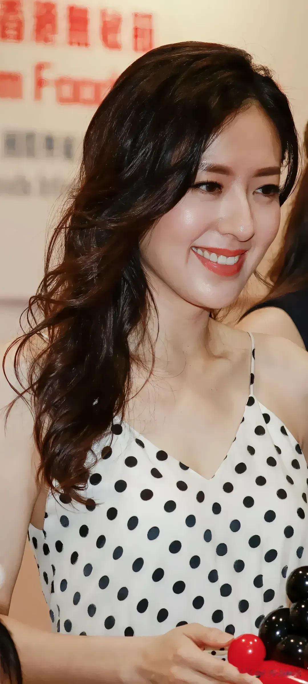 照片中这个女人真性感，可能很多人都不认识她。 她是香港的女演员、歌手，是tvb的
